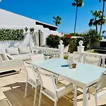 Luxury With Sea View, Private Jacuzzi & Heated Pool Villa *
