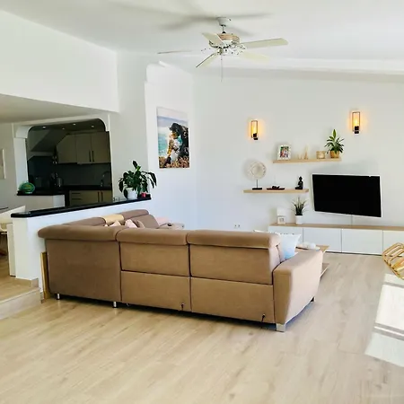 Luxury With Sea View, Private Jacuzzi & Heated Pool Villa *